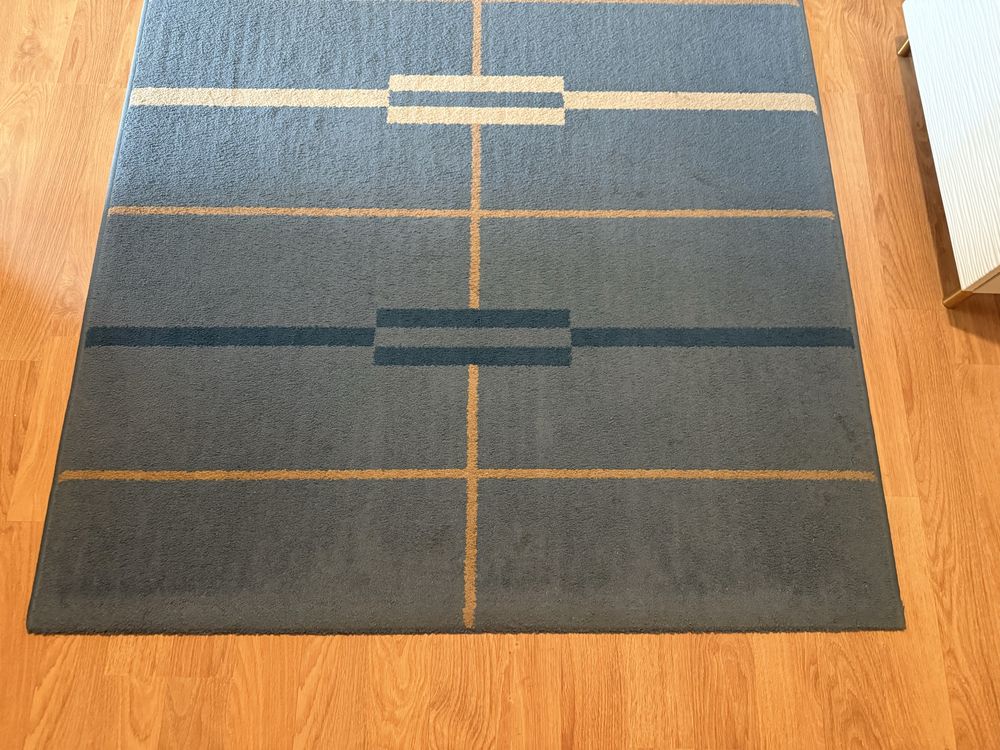 Carpete azul e creme