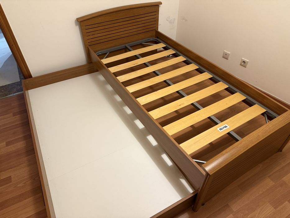 Cama solteiro com gavetão e mesa de cabeceira