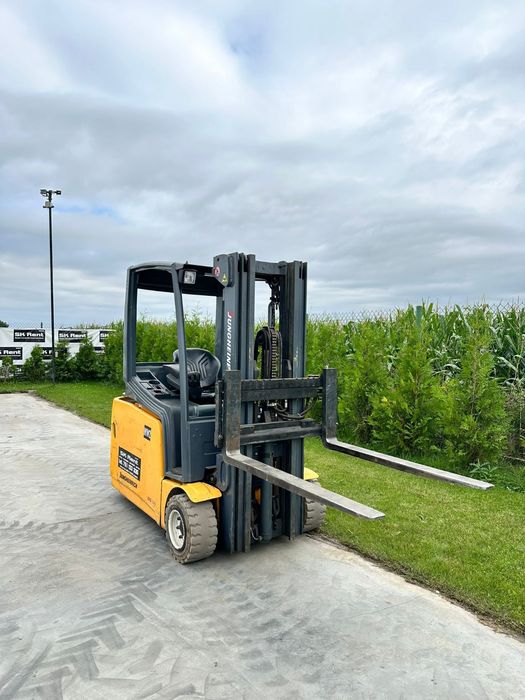 Usługi z operatorem / Wózki widłowe, podnośniki, ładowarki, wynajem