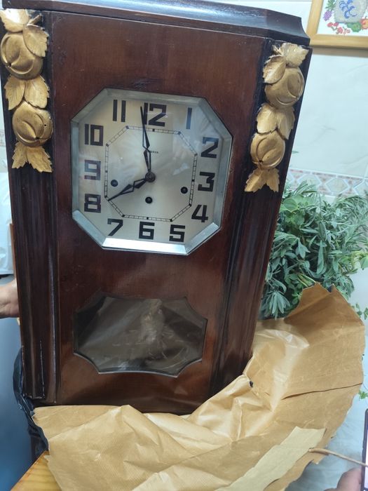 Relógio de parede antigo com mais de 50 anos