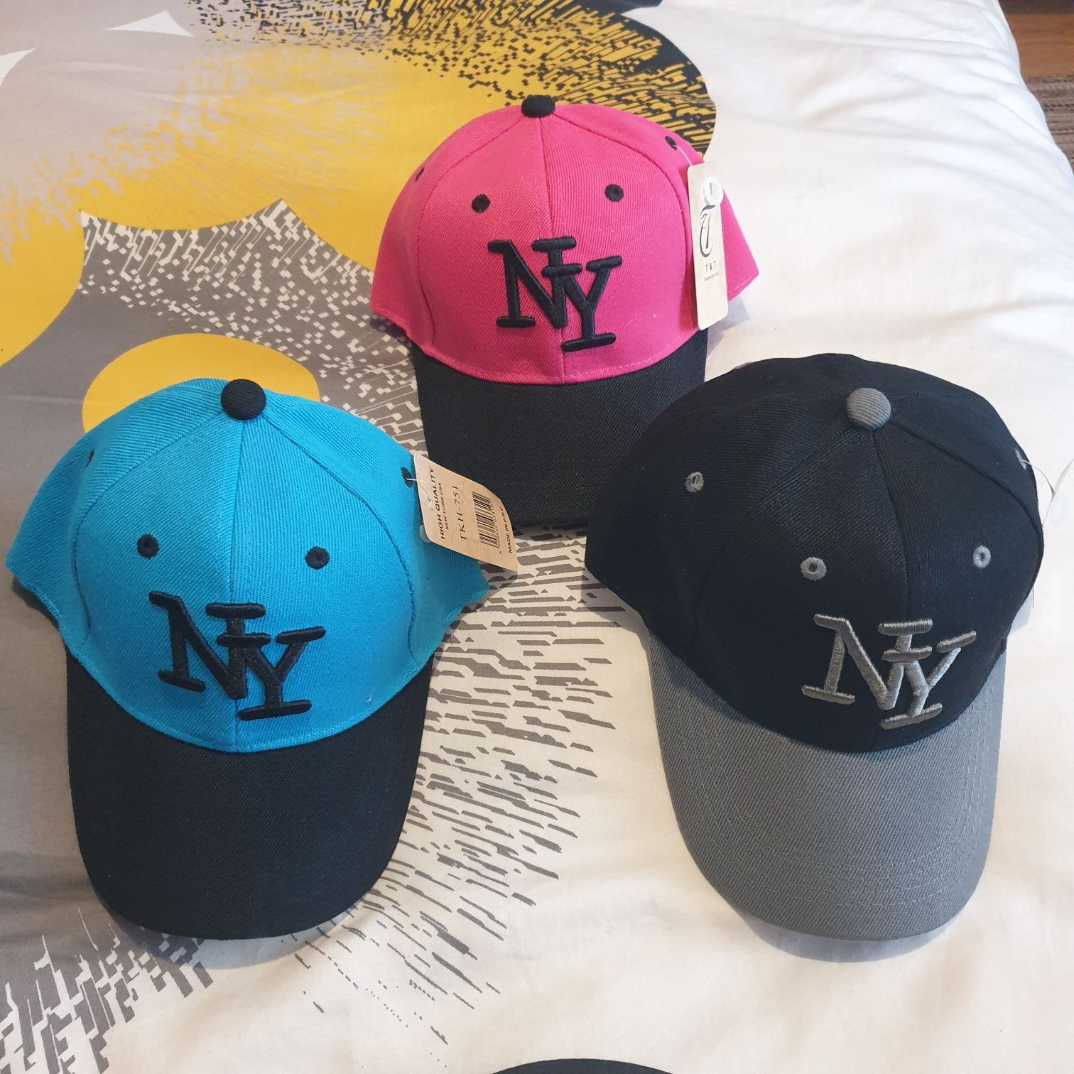 3 chapéus bonés NY New York para jovem. Novos.