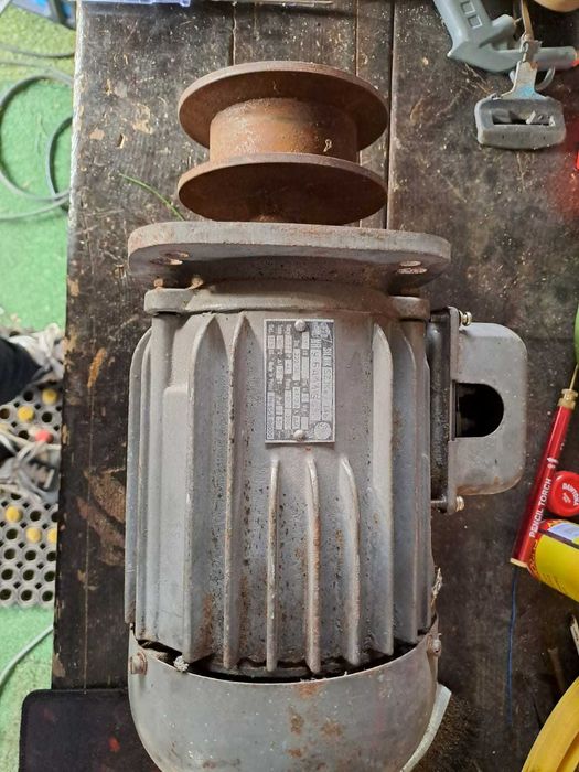 Silnik 3-fazowy 1,1kW 1390obr/min, POLSKI, koło pasowe, kołnierz