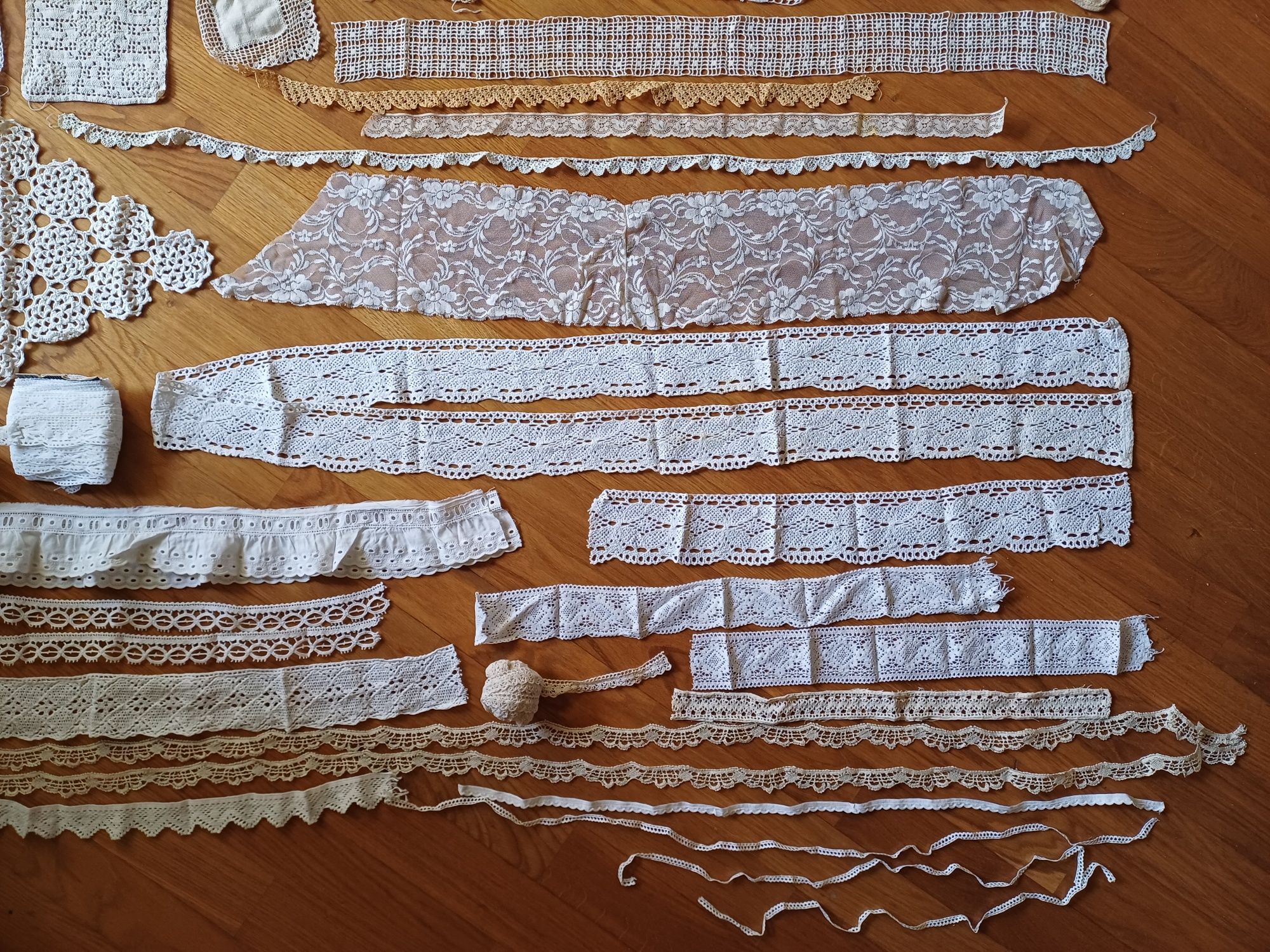 Conjunto de pequenas peças de crochet e bordas de renda