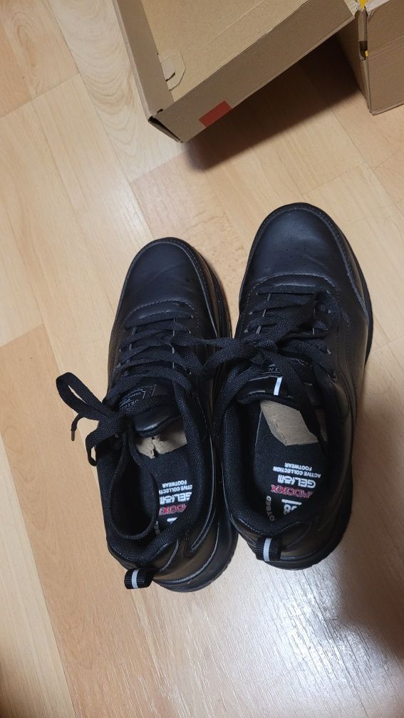 Buty sportowe czarne +łyżka do butów gratis