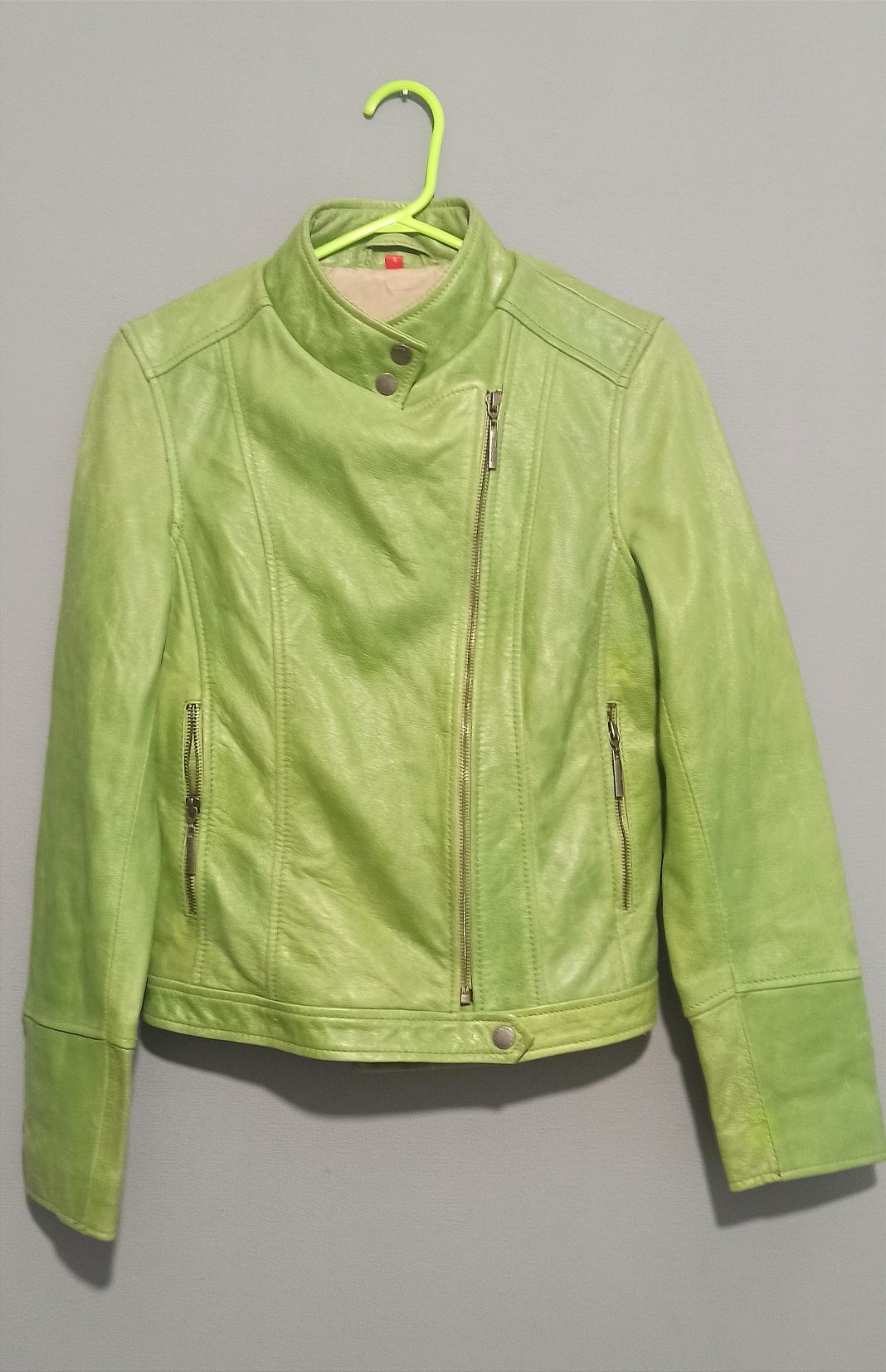 Яскрава шкіряна куртка

колір весняної соковитої зелені

вона неймовір