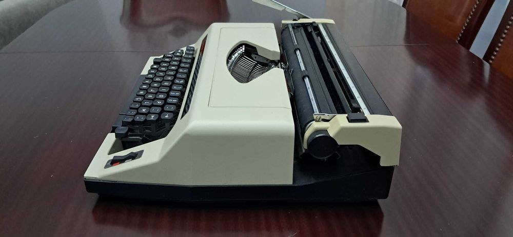 Máquina de escrever antiga ROVER 7000 de luxe
