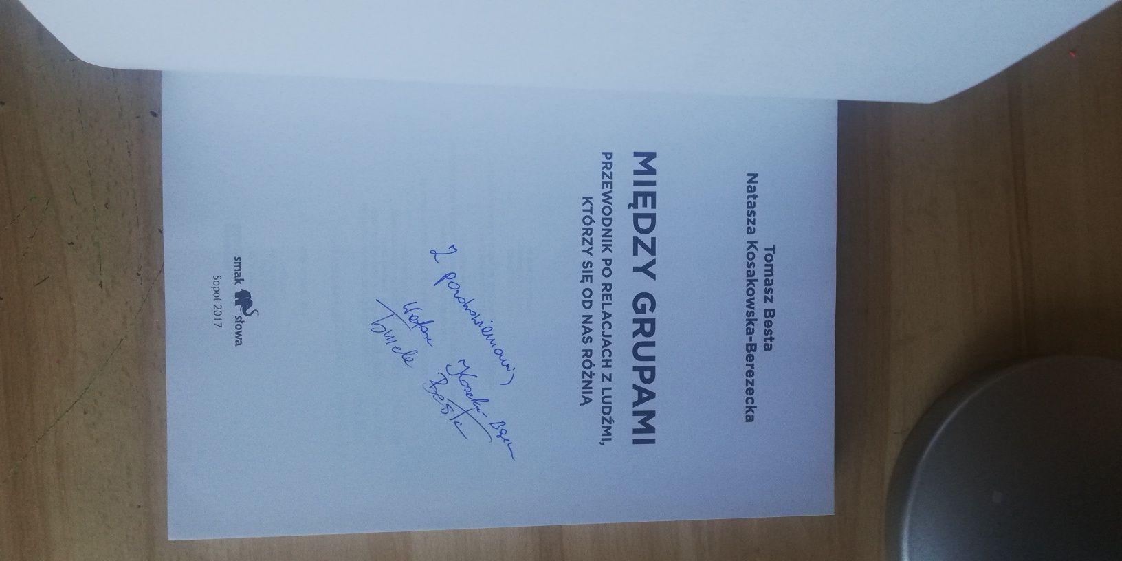 Książka Między Grupami z autografem