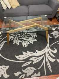 Mesa de centro com vidro temperado.