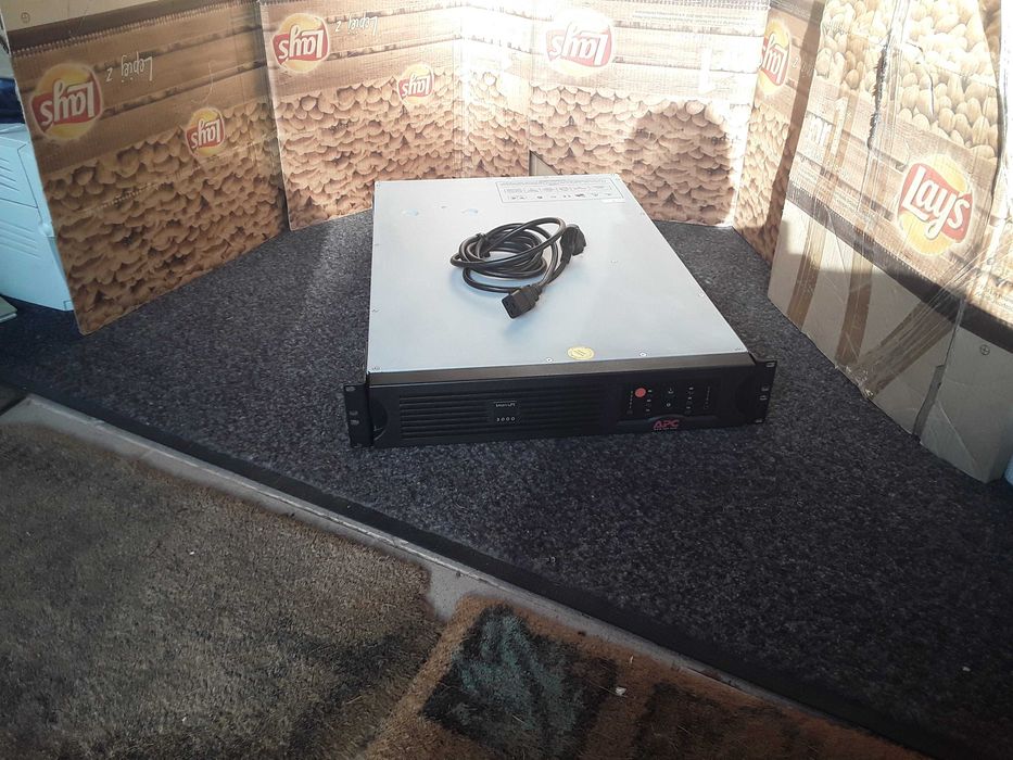 Zasilacz awaryjny APC Smart-UPS 3000  2700W akumulator około 100 minut