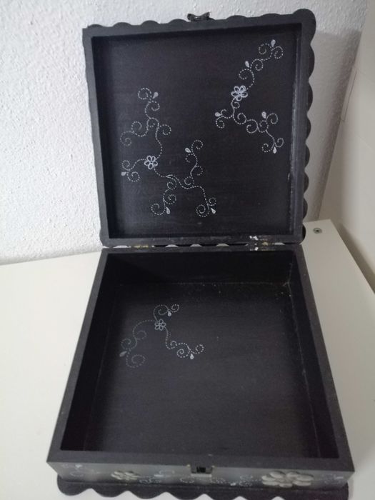 Caixa de madeira com aplicações em estanho