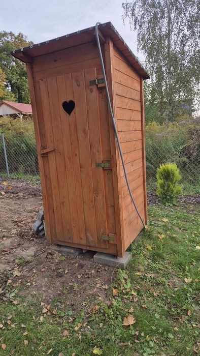 WC drewniany z sedesem