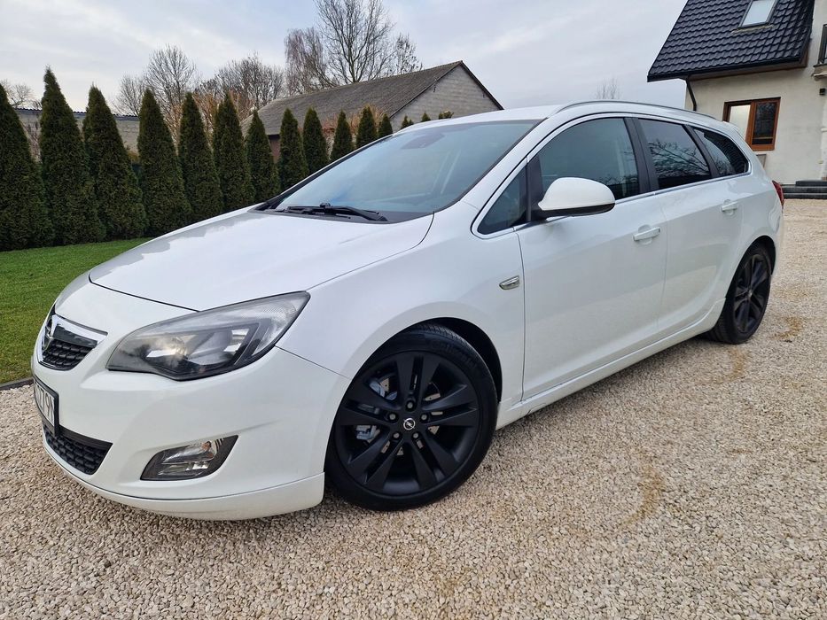 Opel Astra 1.6T_180KM_Navi_Alu18_Biała