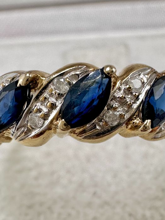 Złoty pierścionek z szafirami 0,57ct i diamentami 0,04ct