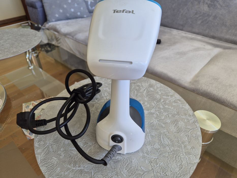 Żelazko parowe, parownica do ubrań marki Tefal.