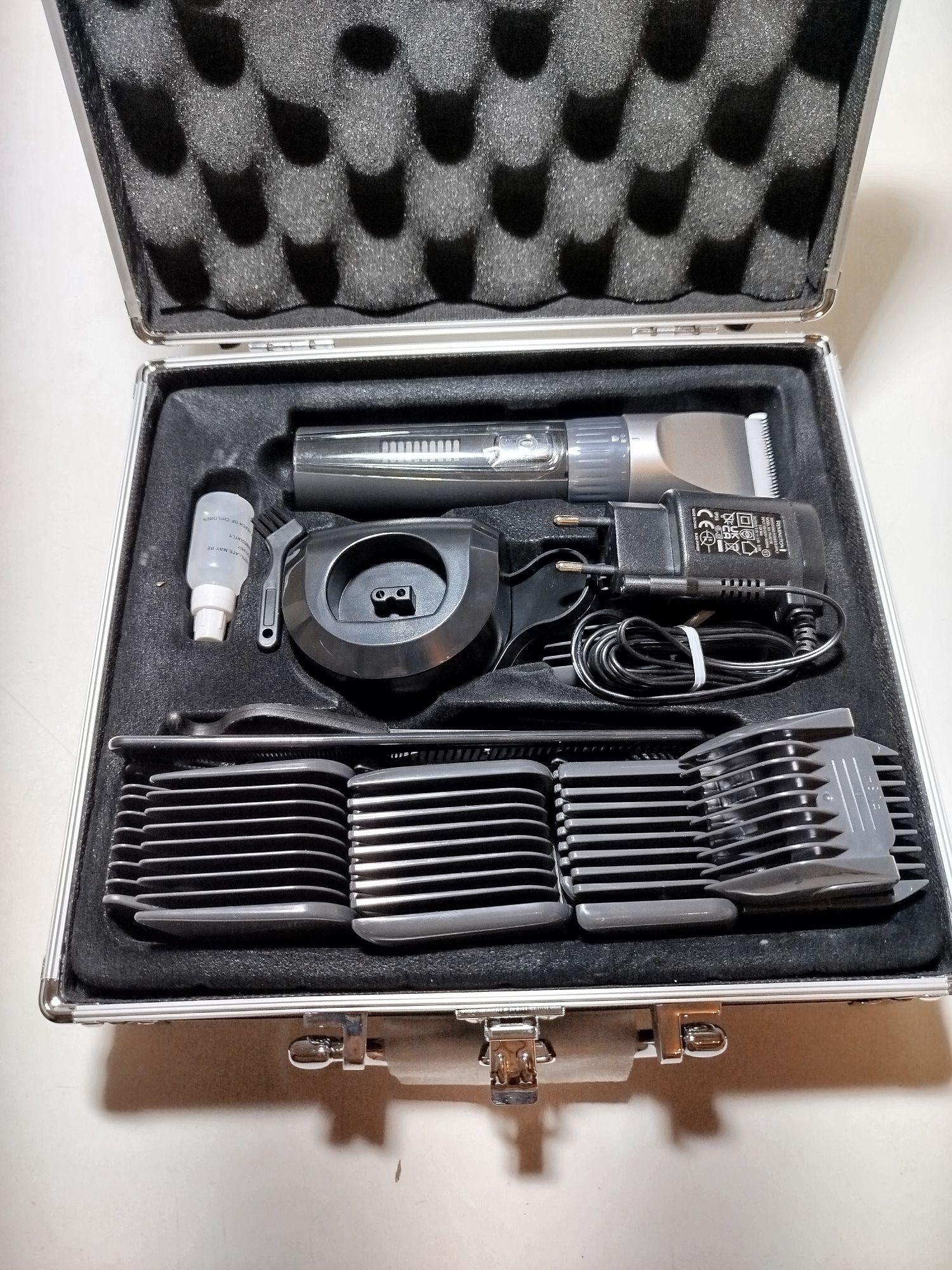Maszynka do włosów Remington HC5811 Walizka 10 nasadek