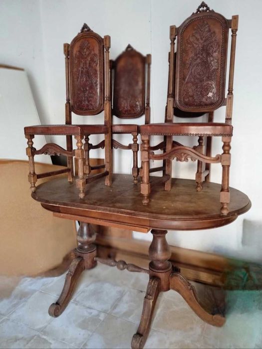 Mesa de jantar e cadeiras