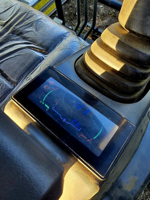 Mini Giratória 1500Kg Seminova Com Cerca de 2.6 horas Diesel