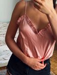letni różowy top na ramiączka must have lato