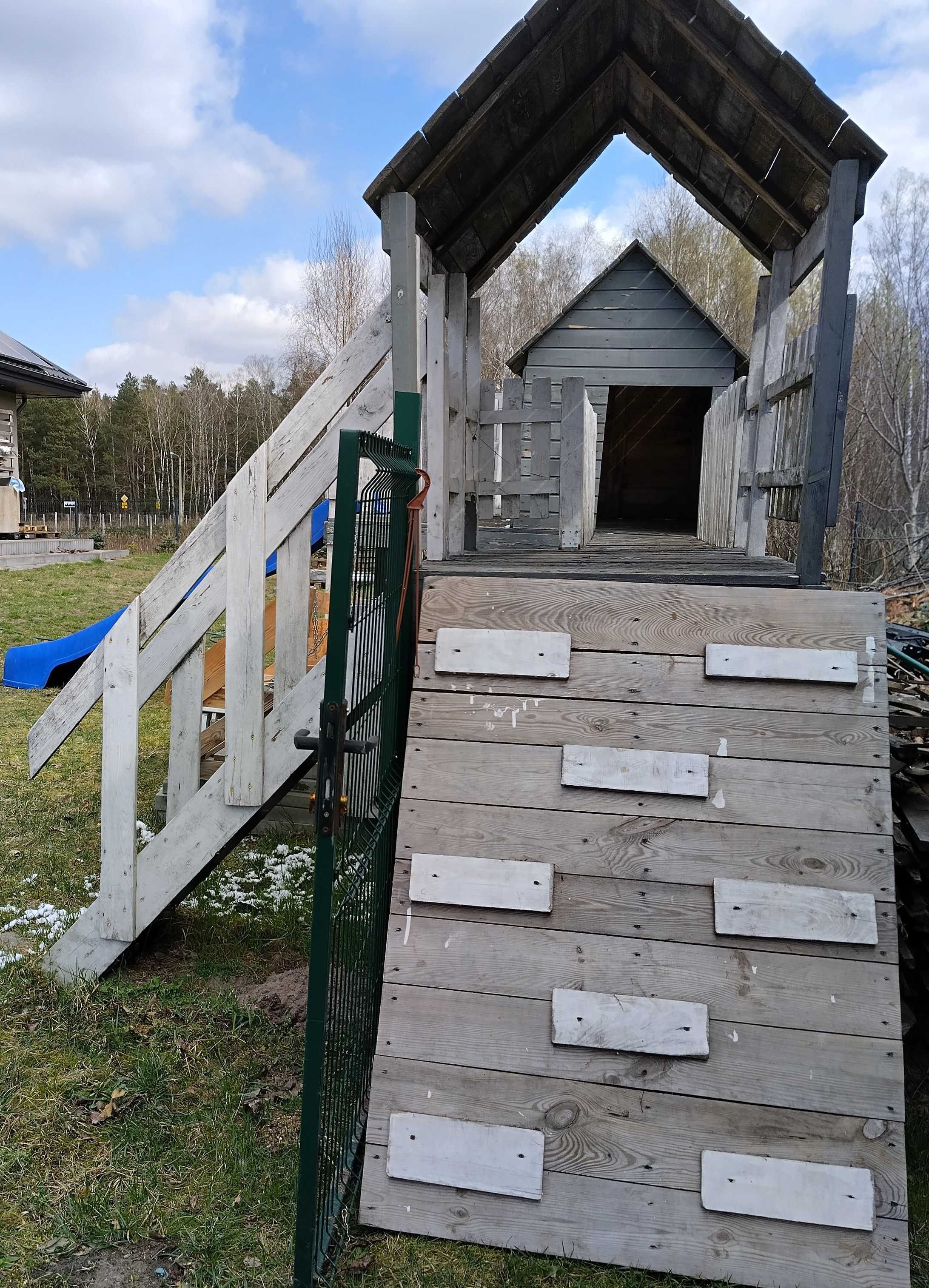 Duży plac zabaw dla dzieci, domek, zjeżdżalnia, huśtawka