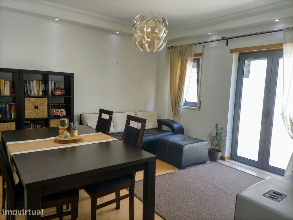 Arrenda-se T1 com terraço e lugar de garagem - Famões