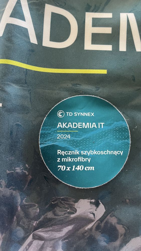 Dwa nowe ręczniki szybkoschnący i zwykły sportowy