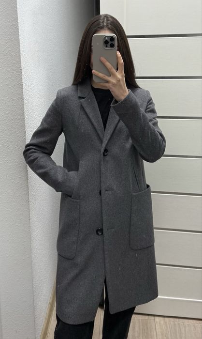 Сіре класичне пальто