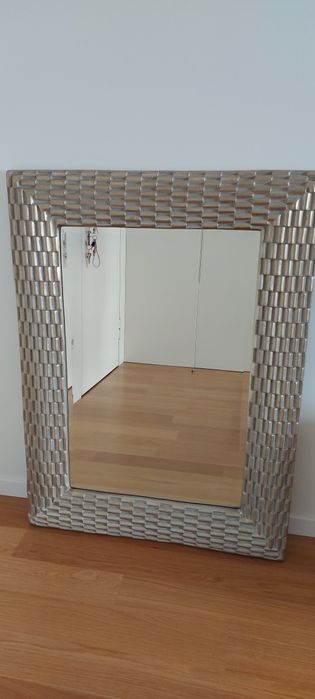 Espelho decorativo com moldura em madeira