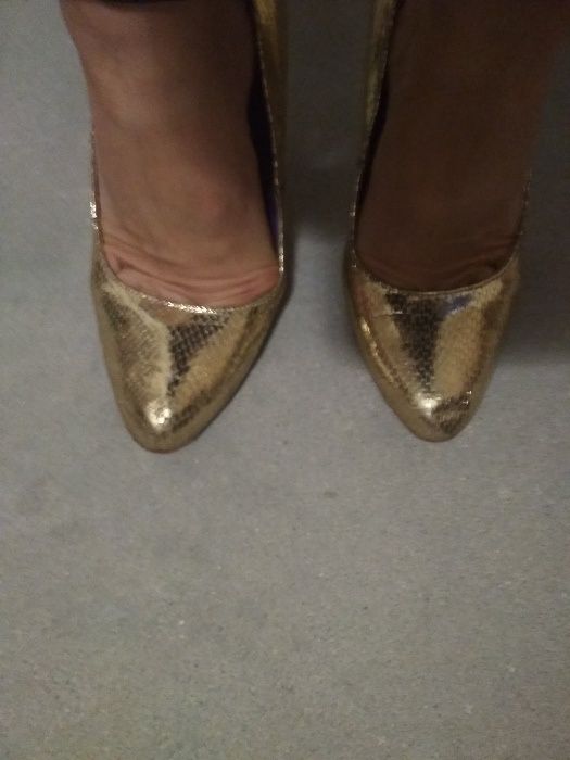 śliczne złote szpileczki