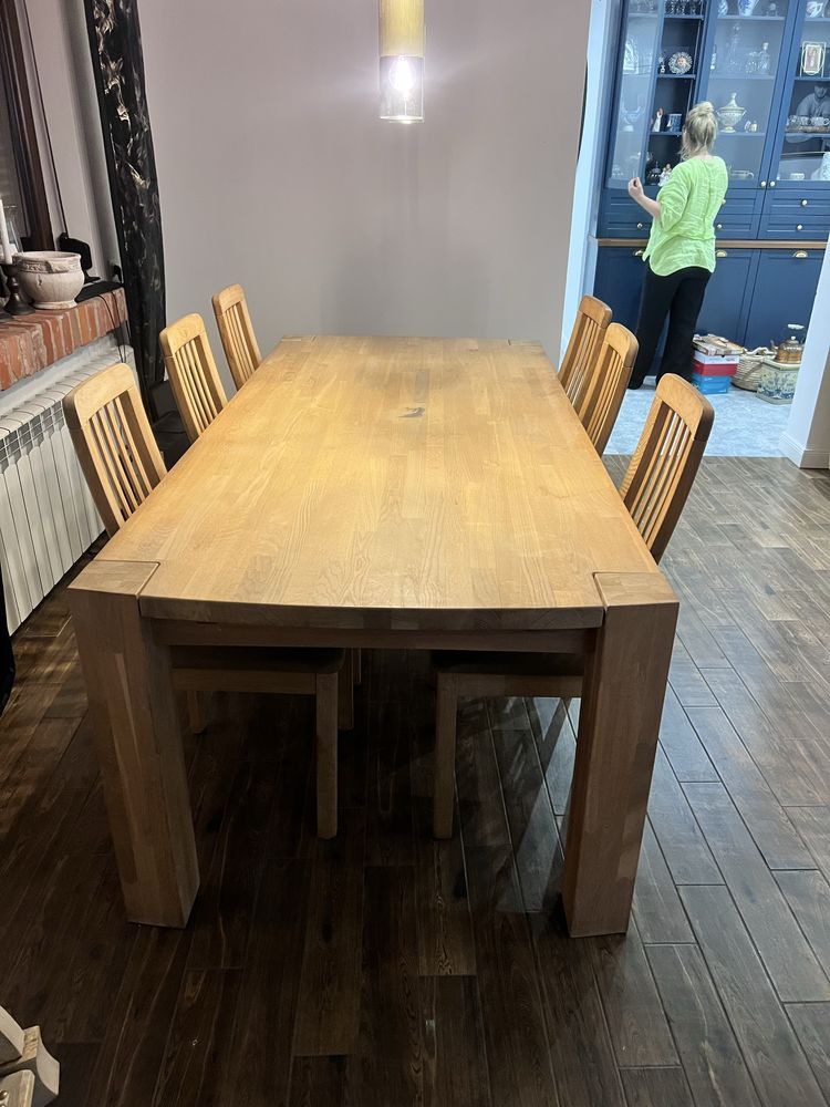 Dębowy stół z krzesłami