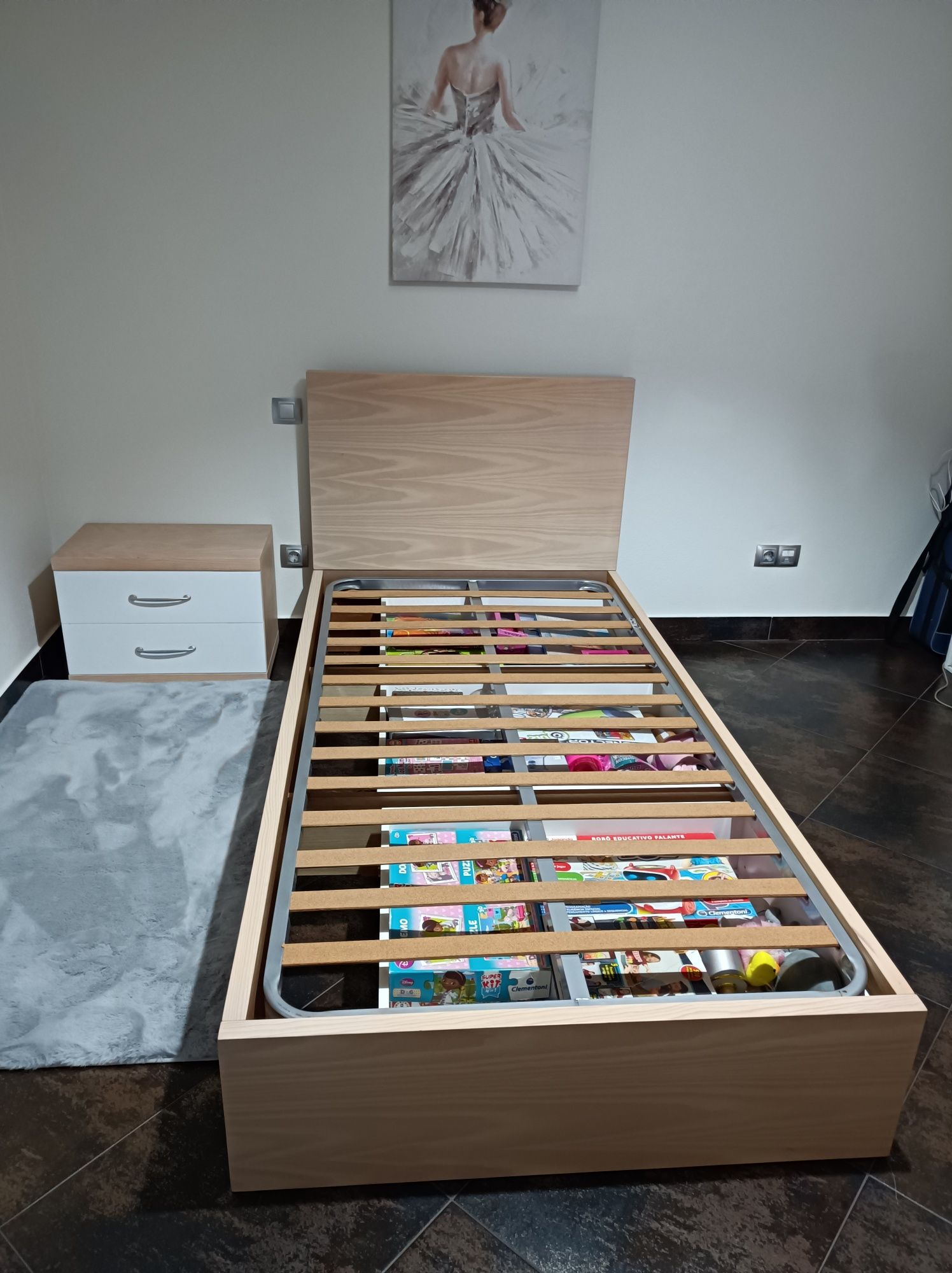 Cama com 3 gavetas e mesa cabeceira