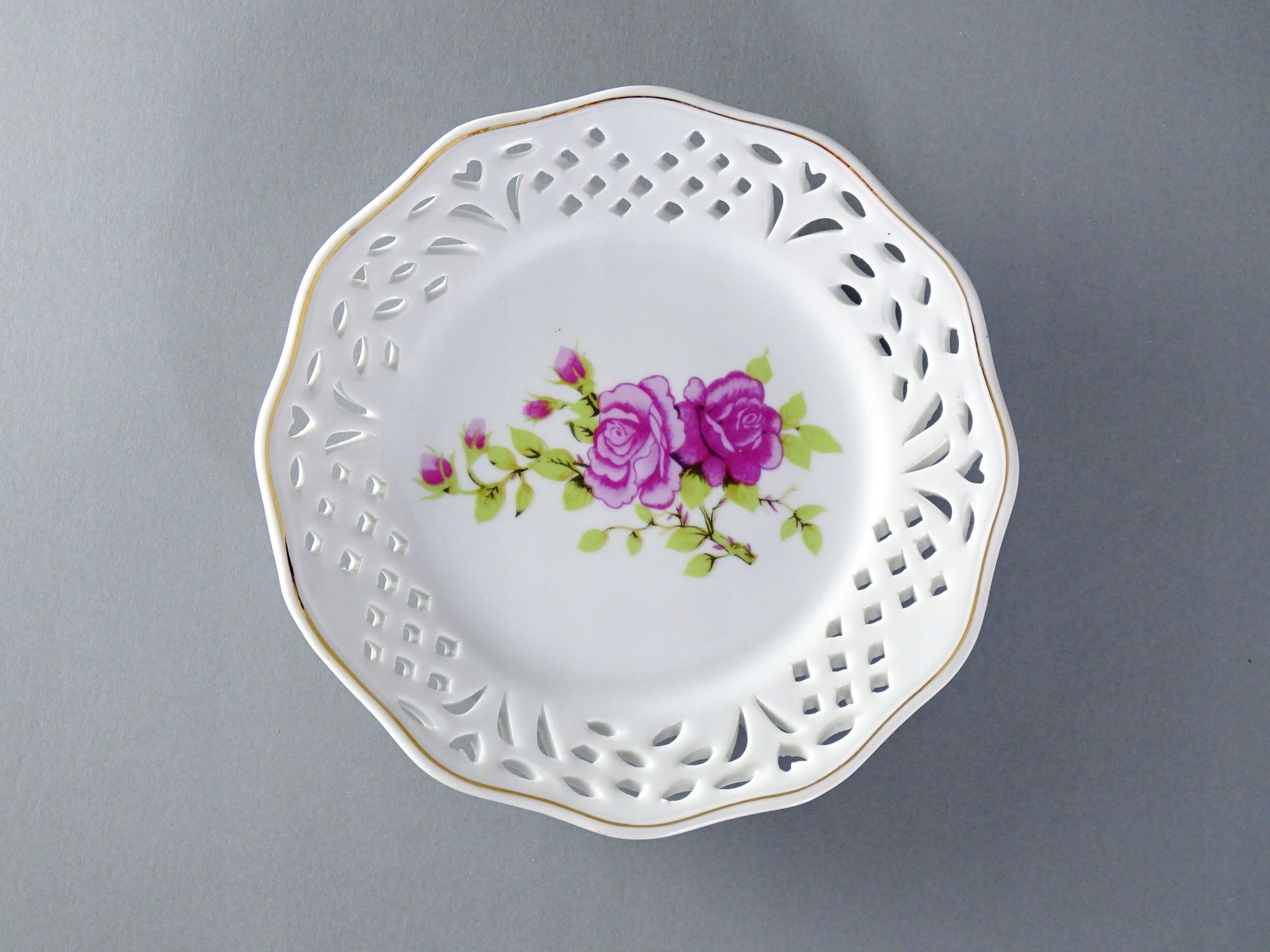 ażurowy porcelanowy talerzyk kwiaty