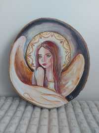 Anioł malowany ręcznie na plastrze drewna