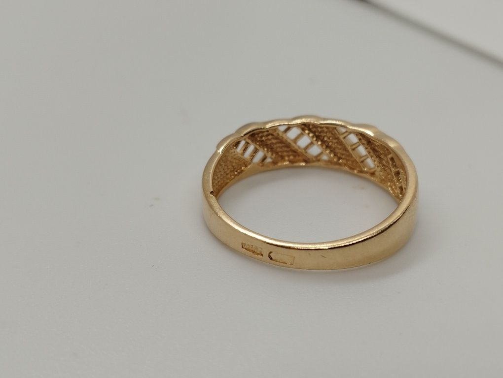 Золотое кольцо 17.5 размер 2.74 грамма
