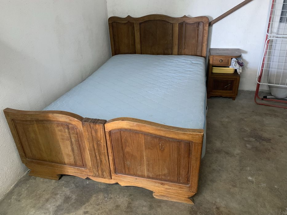 Cama antiga com mesa cabeceira em bom estado