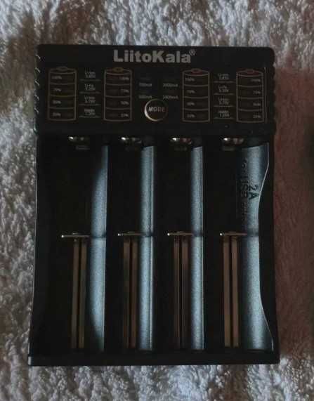 Універсальна зарядка LiitoKala Lii-402 (4 слоти, USB)