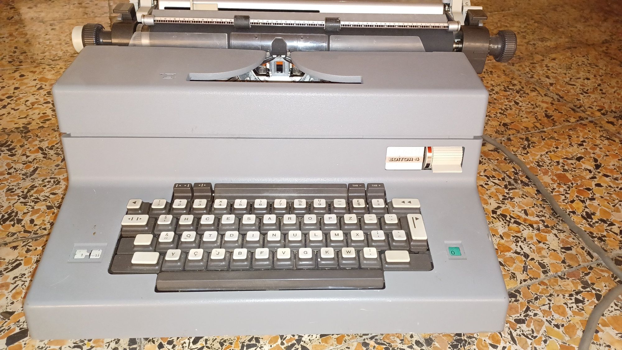 Máquina de escrever Olivetti Editor 4