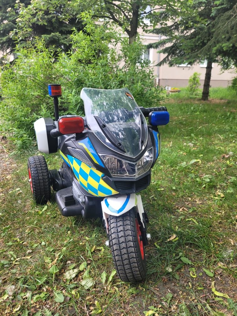 Trzykołowy motocykl policyjny na akumulator