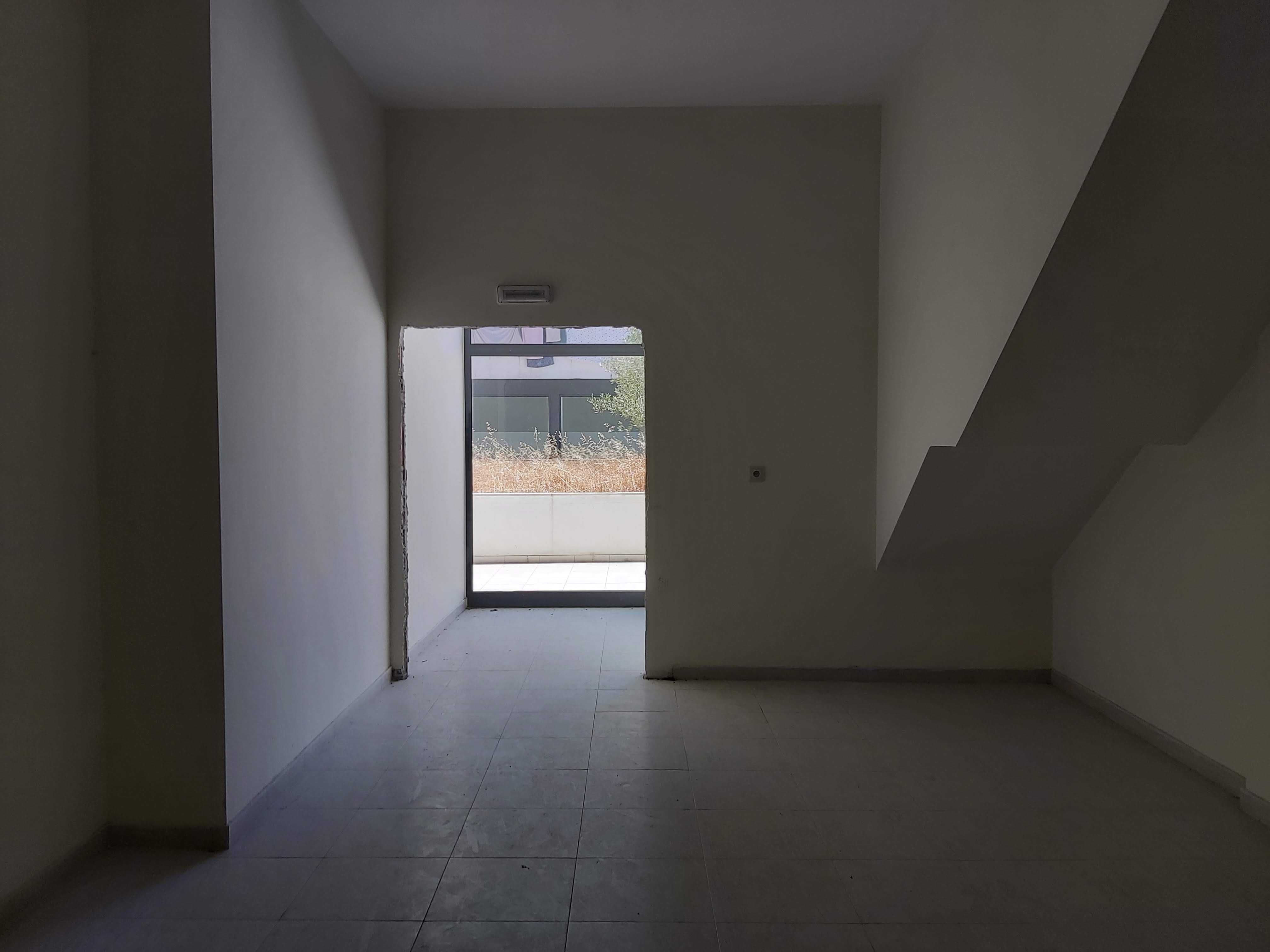 Arrenda-se espaço comercial/loja em Loures