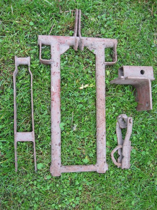 Запчасти для сеялки.