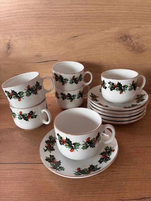 Piekny komplet z ostrokrzewem do kawy