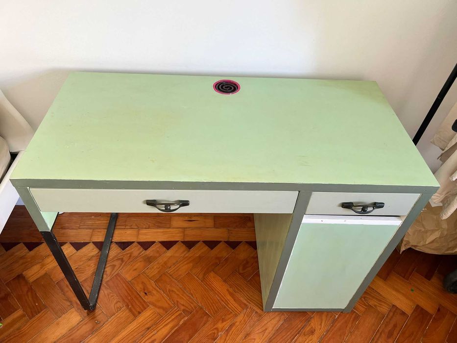 Secretária em madeira verde menta