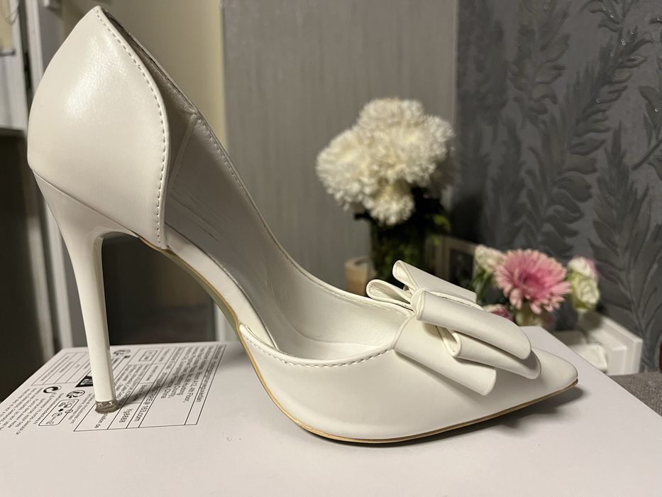 Свадебные белые туфли