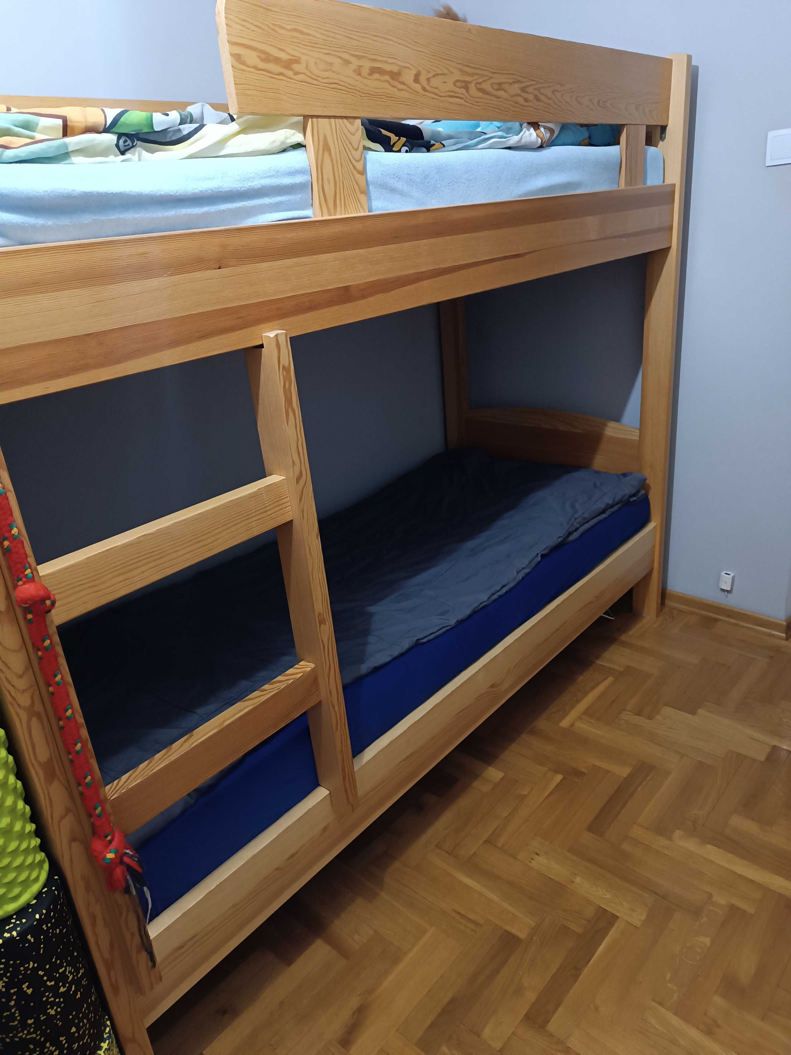 Łóżko piętrowe z drewna