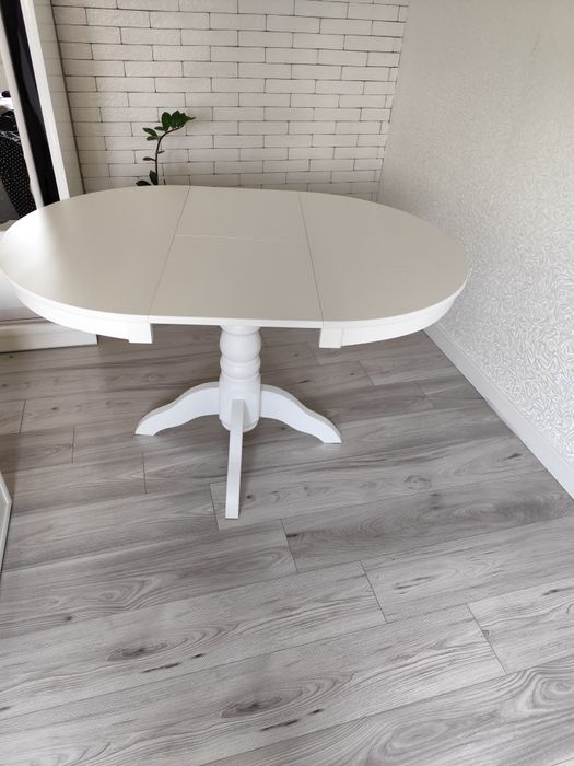 Стіл новий стояв як зразок