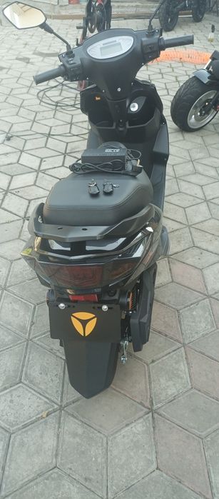 Yadea Luna електроскутер