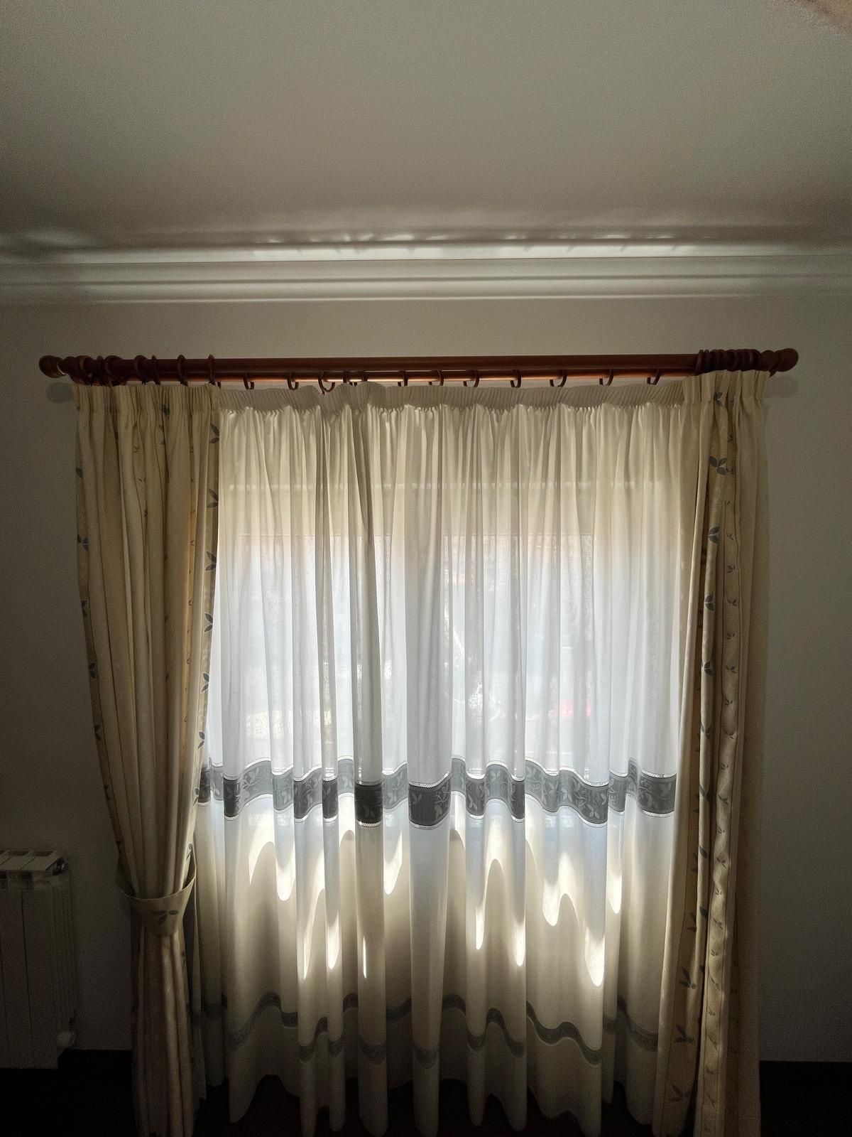 Conjunto para quarto em tons bege.