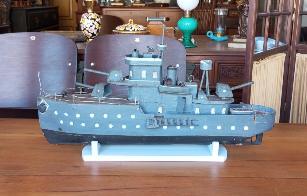 Antigo barco contratorpedeiro Português em madeira