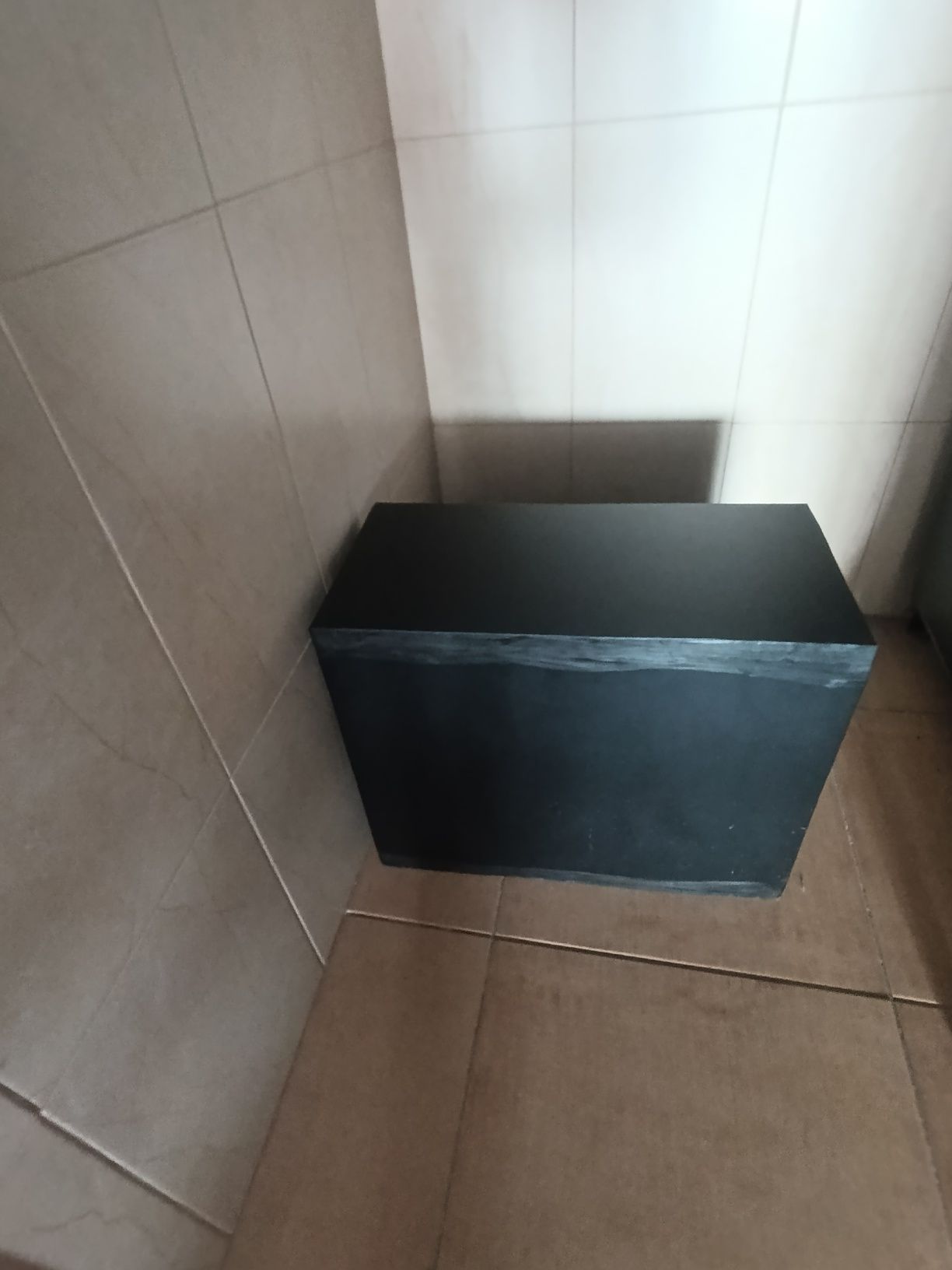Banco com dois degraus em preto t