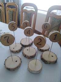 Numery  stołów na wesele, od 1-7, zrobione z krążków brzozy
