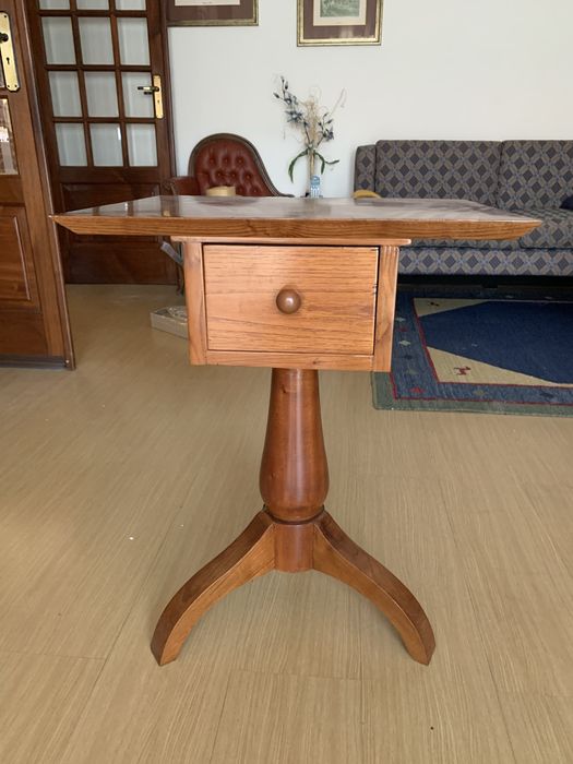 Mesa de apoio ou de cabeceira em madeira maciça de cerejeira